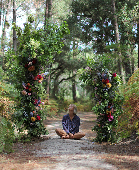 Arche de fleurs en pleine forêt des Landes, décoration florale de mariages.