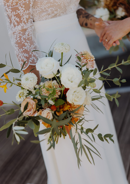 Bouquet mariage, fleurs colorées et blanches, feuillage sauvage, vivant.
