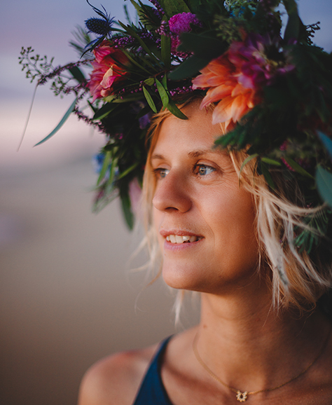 Accessoires fleurs pour mariée, couronne de fleurs et feuillage.