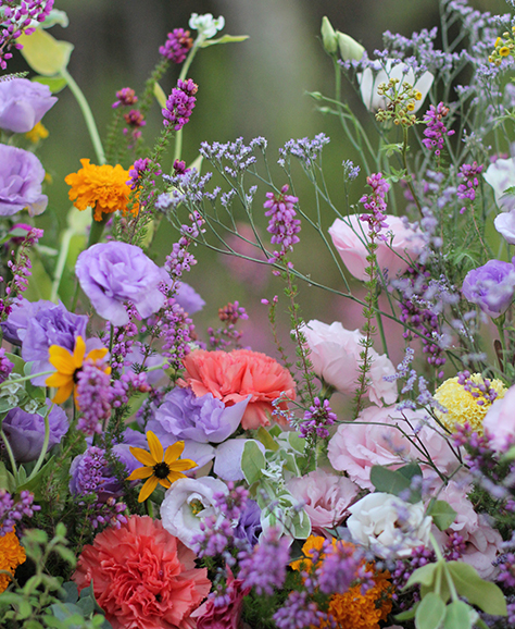 Composition florale pour mariages et enterrements. Fleurs locales et de saisons.