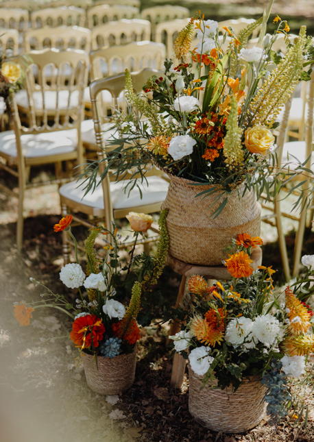 Décor de cérémonie laïque composition florale dans paniers