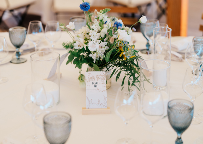 Centre de table mariage style champêtre, naturel et coloré réalisé avec des fleurs locales et de saisons.