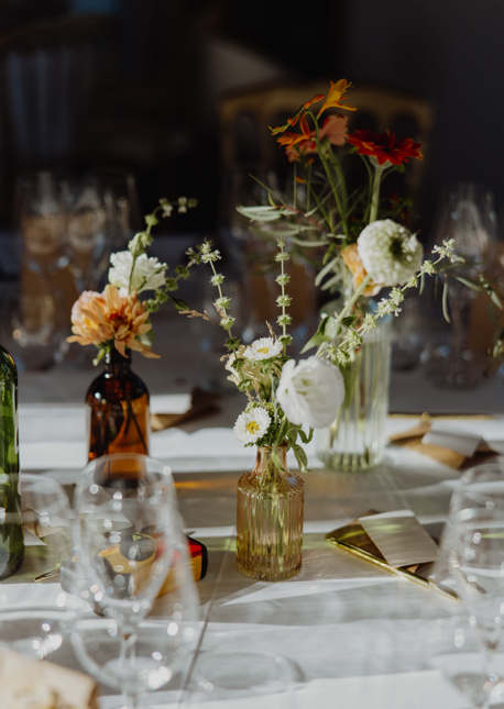 Photographe Emilie Eychenne, jeux de lumière pour les soliflores et décoration de tables.