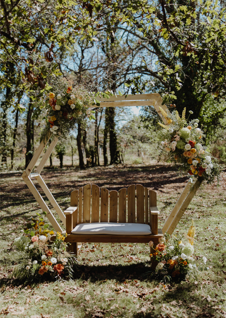 Décoration arche naturelle pour une cérémonie en pleine nature.