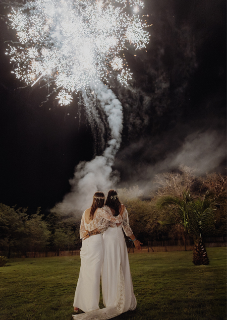 Fin de journée de mariage devant un feu d'artifice.