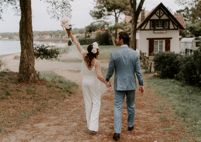 Nos mariés pour leur photo de couple au lac d'hossegor.